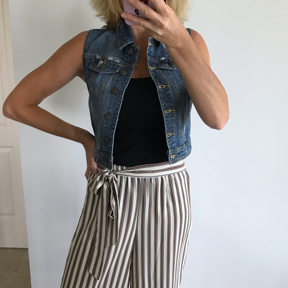 Distressed Cropped Denim Vest - Picture 2 of 8